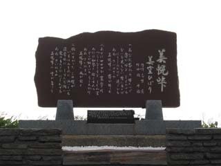 ���y���P